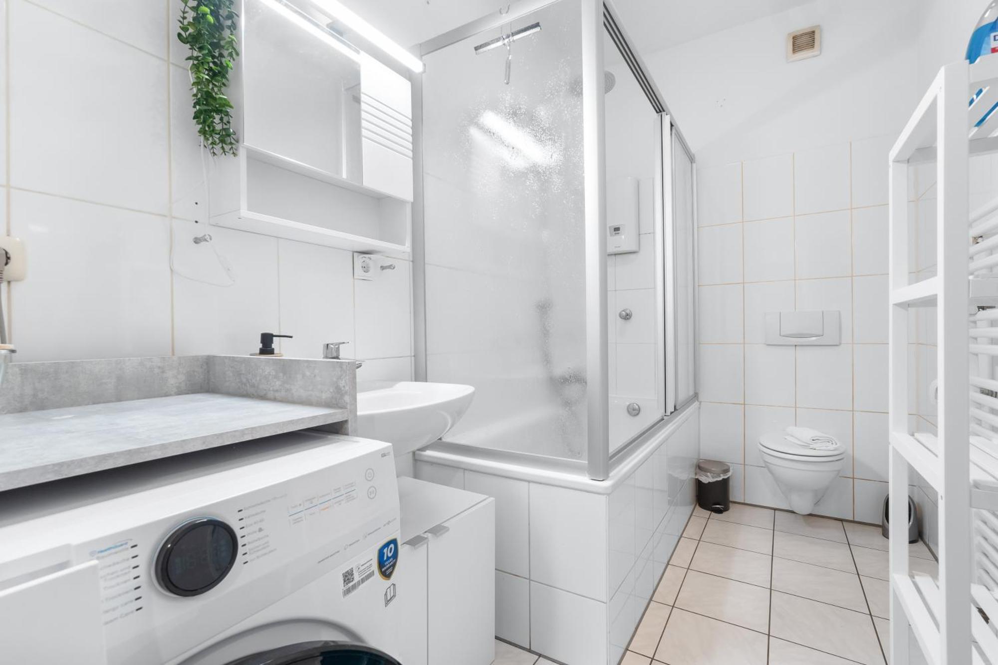 Tolles Design, Hochwertig, Vollausstattung, 3 Zimmer, Grosses Bad & Gaeste-Wc, Grosse Kueche, 3 X Smart Tv, 11 Min Zum Hbf Duisburg Exterior photo