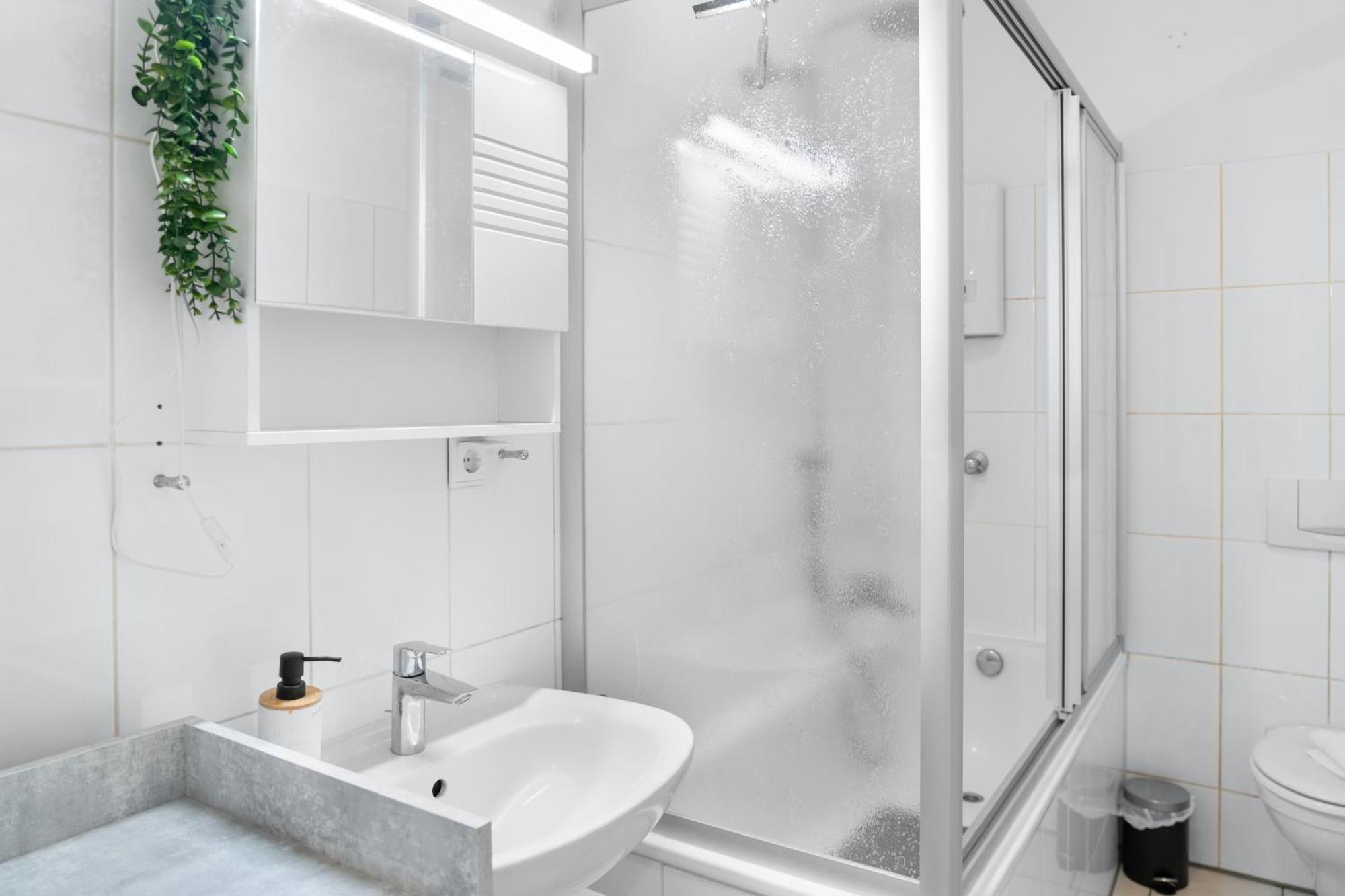 Tolles Design, Hochwertig, Vollausstattung, 3 Zimmer, Grosses Bad & Gaeste-Wc, Grosse Kueche, 3 X Smart Tv, 11 Min Zum Hbf Duisburg Exterior photo